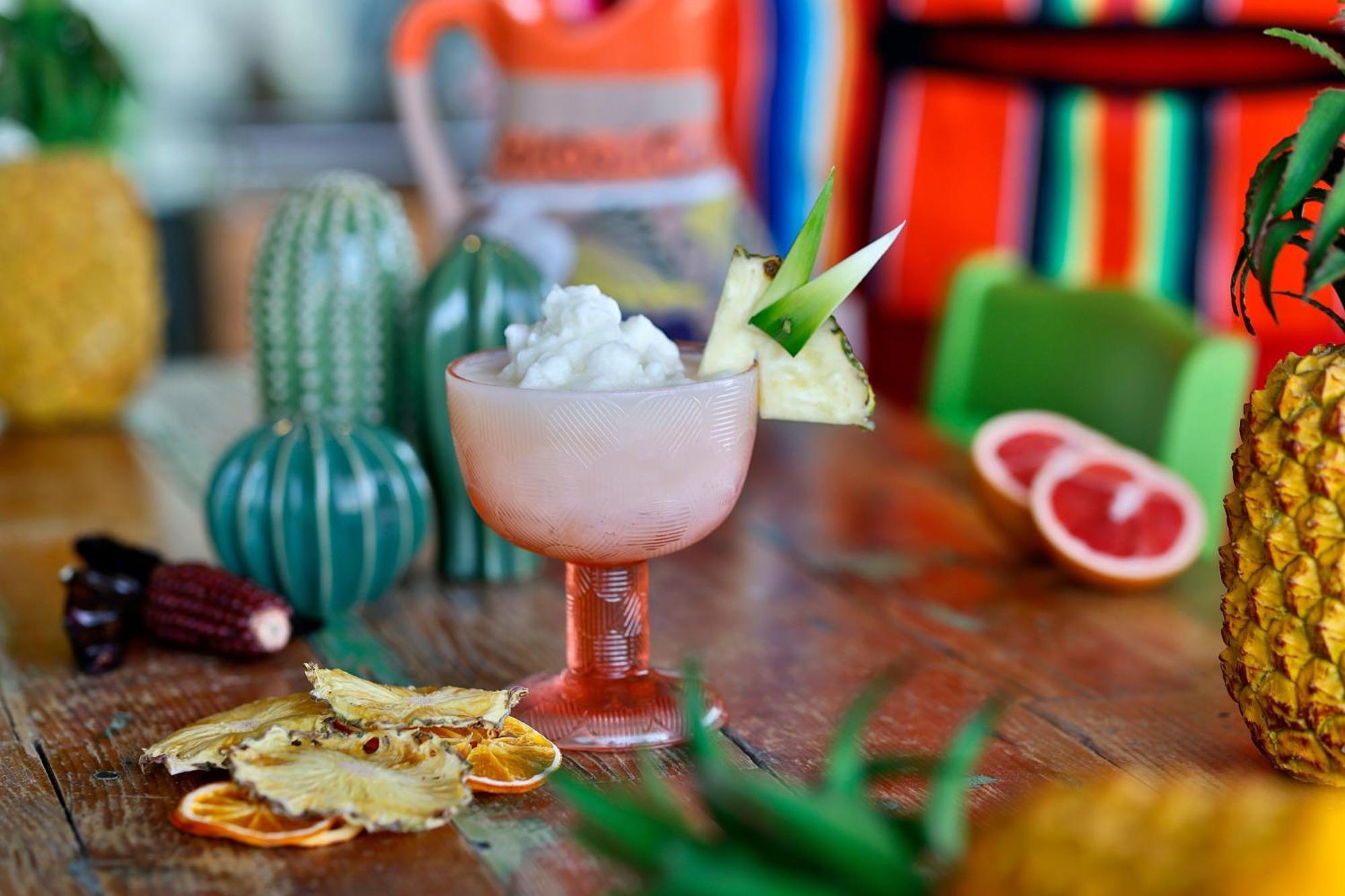 Marriott Resort Palm Jumeirah, Dubaj Zewnętrze zdjęcie A frozen margarita garnished with lime and pineapple