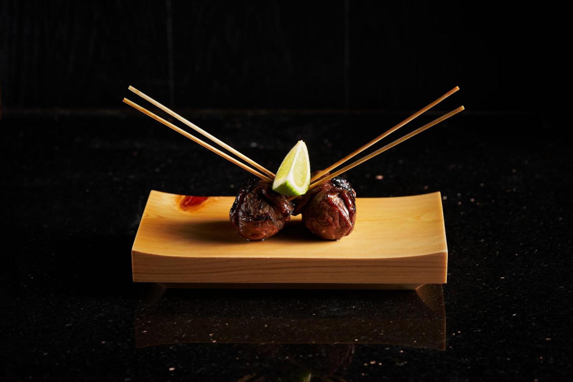 Marriott Resort Palm Jumeirah, Dubaj Zewnętrze zdjęcie A plate of yakitori
