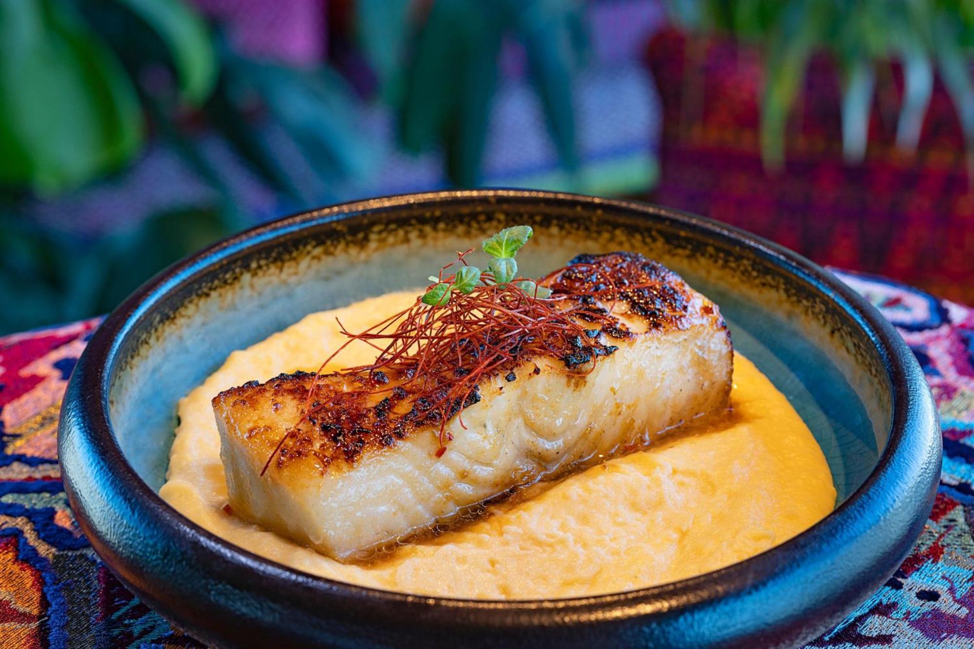 Marriott Resort Palm Jumeirah, Dubaj Zewnętrze zdjęcie A dish of halibut