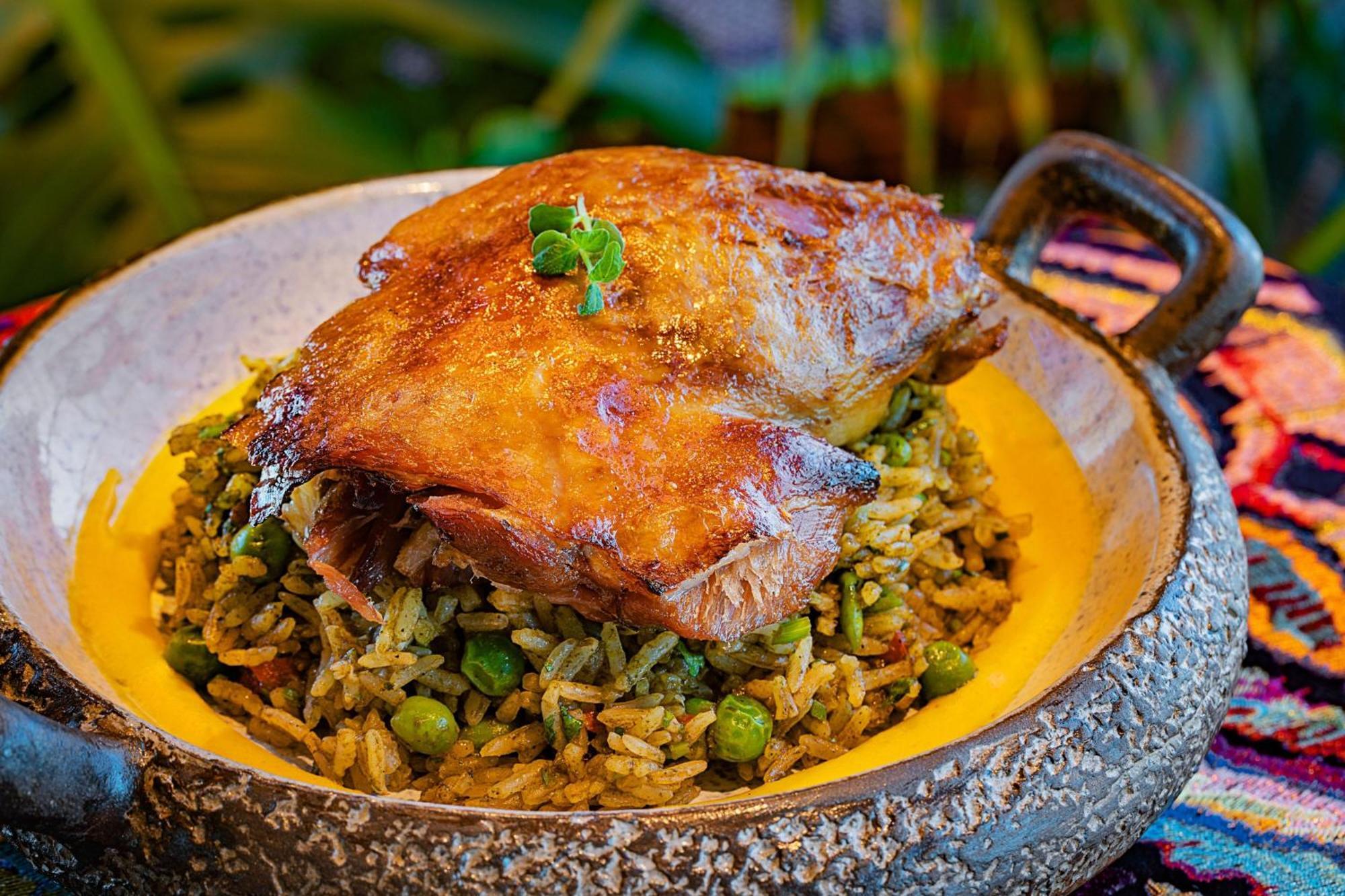 Marriott Resort Palm Jumeirah, Dubaj Zewnętrze zdjęcie A dish of chicken and rice