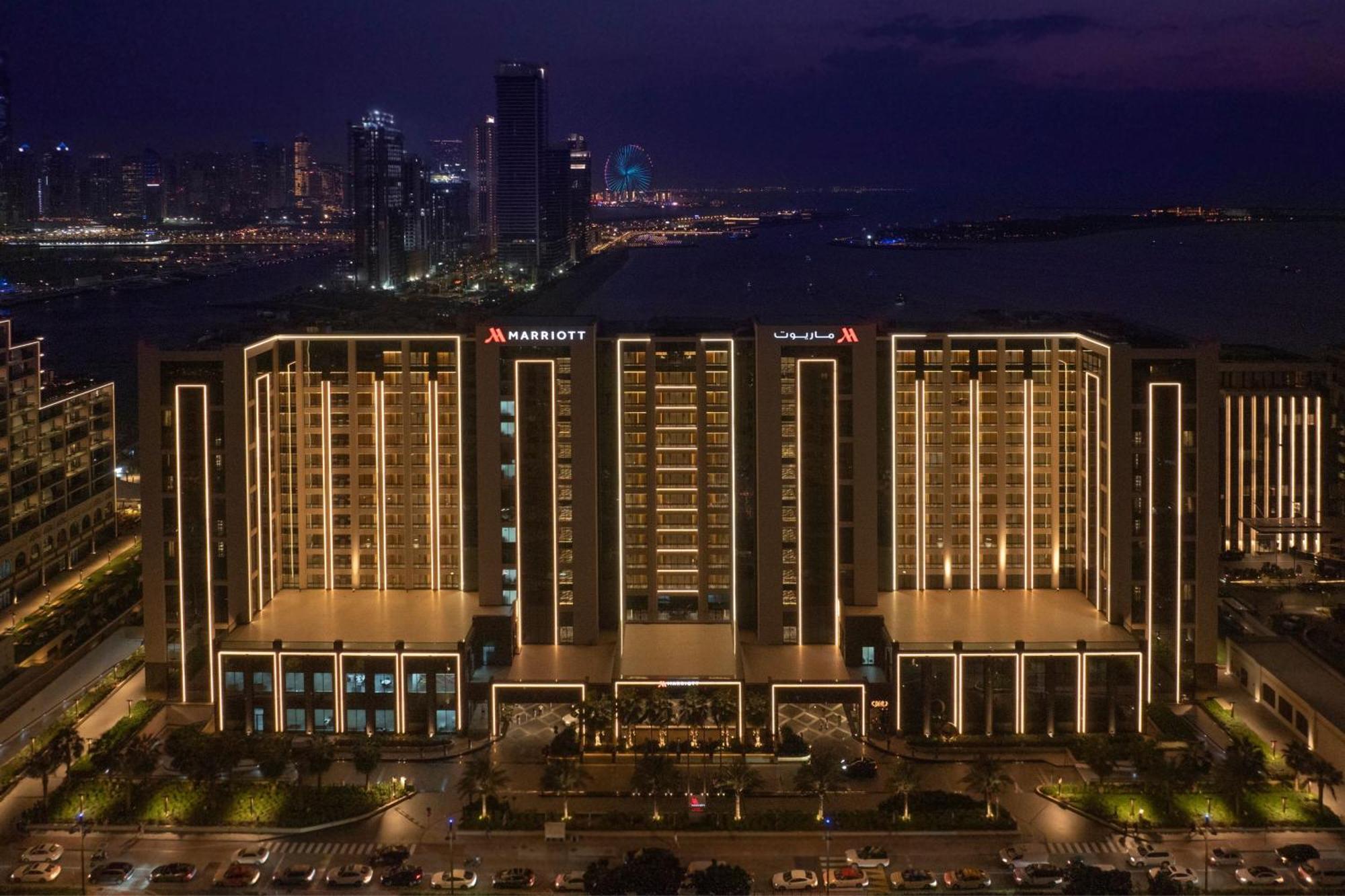 Marriott Resort Palm Jumeirah, Dubaj Zewnętrze zdjęcie The hotel at night